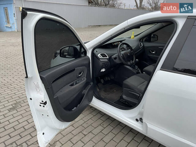 Білий Рено Сценік, об'ємом двигуна 1.46 л та пробігом 349 тис. км за 9999 $, фото 17 на Automoto.ua