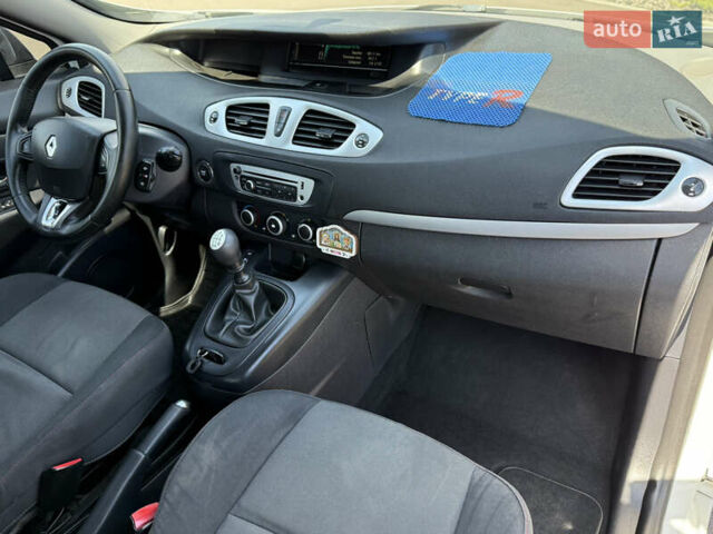 Белый Рено Сценик, объемом двигателя 1.46 л и пробегом 215 тыс. км за 7700 $, фото 60 на Automoto.ua