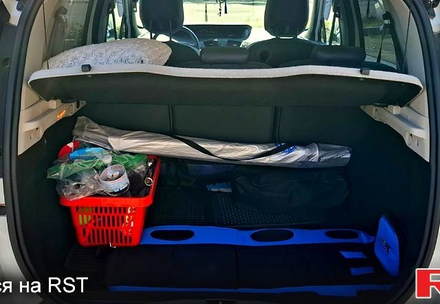 Білий Рено Сценік, об'ємом двигуна 1.5 л та пробігом 215 тис. км за 9800 $, фото 3 на Automoto.ua