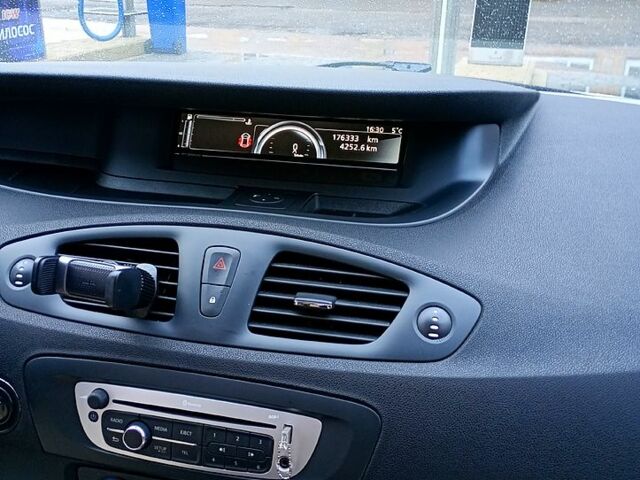 Рено Сценик 2014 в Полтаве на Automoto.ua Белый Рено Сценик, объемом двигателя 1.5 л и пробегом 177 тыс. км за 7800 $, фото 5 на Automoto.ua