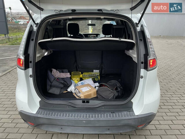 Білий Рено Сценік, об'ємом двигуна 1.46 л та пробігом 349 тис. км за 9999 $, фото 24 на Automoto.ua