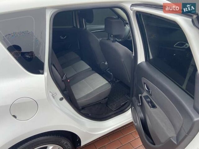 Білий Рено Сценік, об'ємом двигуна 1.46 л та пробігом 200 тис. км за 9900 $, фото 4 на Automoto.ua
