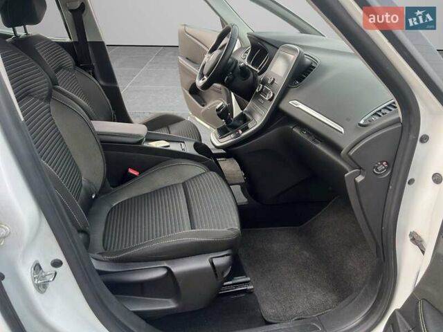 Білий Рено Сценік, об'ємом двигуна 1.5 л та пробігом 285 тис. км за 17000 $, фото 5 на Automoto.ua
