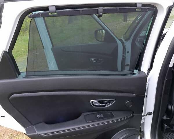 Белый Рено Сценик, объемом двигателя 1.6 л и пробегом 232 тыс. км за 17100 $, фото 2 на Automoto.ua