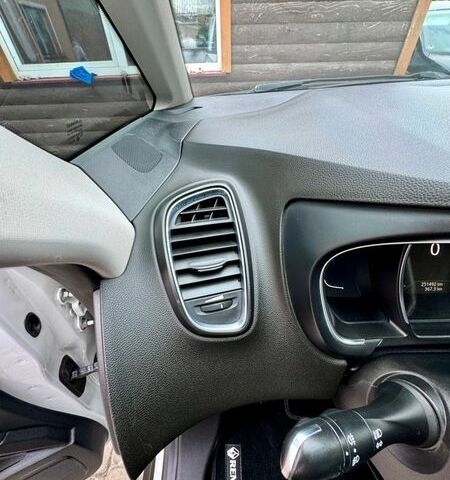 Білий Рено Сценік, об'ємом двигуна 1.6 л та пробігом 251 тис. км за 12632 $, фото 33 на Automoto.ua