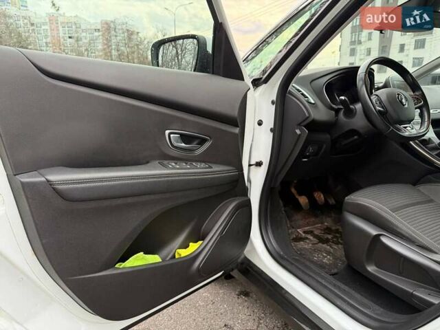 Белый Рено Сценик, объемом двигателя 1.8 л и пробегом 163 тыс. км за 14500 $, фото 17 на Automoto.ua