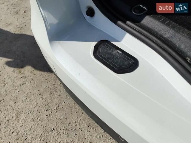 Белый Рено Сценик, объемом двигателя 1.6 л и пробегом 261 тыс. км за 16500 $, фото 15 на Automoto.ua