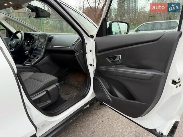 Белый Рено Сценик, объемом двигателя 1.8 л и пробегом 163 тыс. км за 14500 $, фото 13 на Automoto.ua