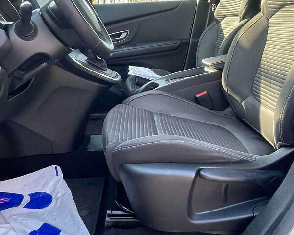 Белый Рено Сценик, объемом двигателя 1.7 л и пробегом 230 тыс. км за 11800 $, фото 9 на Automoto.ua