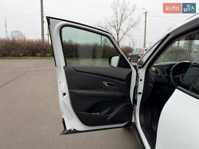 Белый Рено Сценик, объемом двигателя 1.8 л и пробегом 230 тыс. км за 16800 $, фото 33 на Automoto.ua