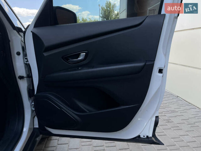 Белый Рено Сценик, объемом двигателя 1.7 л и пробегом 196 тыс. км за 15155 $, фото 31 на Automoto.ua
