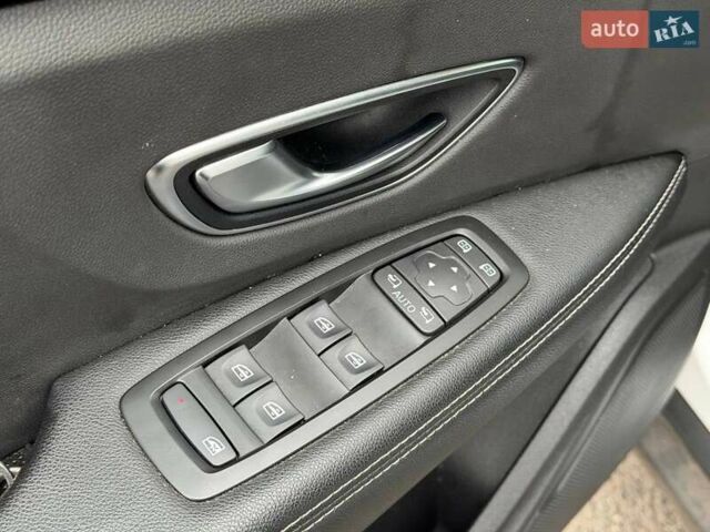 Белый Рено Сценик, объемом двигателя 1.8 л и пробегом 230 тыс. км за 16800 $, фото 34 на Automoto.ua