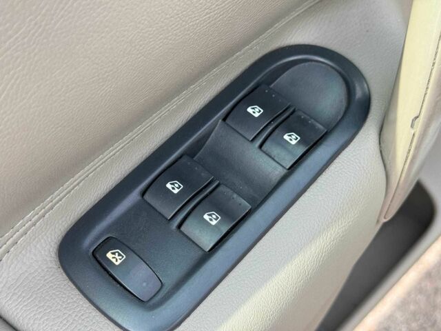 Бежевый Рено Сценик, объемом двигателя 2 л и пробегом 240 тыс. км за 4890 $, фото 20 на Automoto.ua