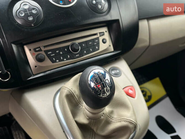 Бежевый Рено Сценик, объемом двигателя 1.87 л и пробегом 250 тыс. км за 5500 $, фото 13 на Automoto.ua