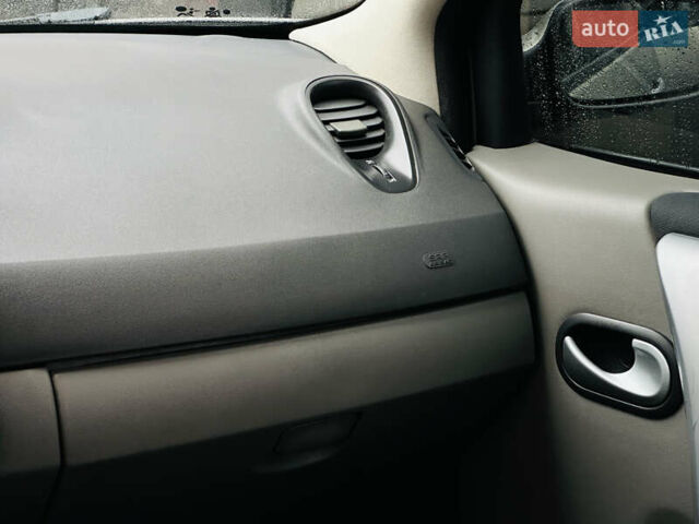 Бежевый Рено Сценик, объемом двигателя 1.6 л и пробегом 192 тыс. км за 6400 $, фото 24 на Automoto.ua