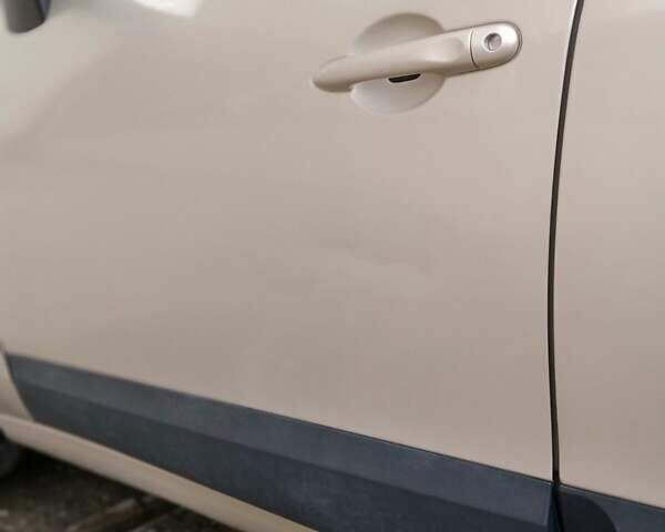 Рено Сценик 2009 в Ивано-Франковске на Automoto.ua Бежевый Рено Сценик, объемом двигателя 1.5 л и пробегом 213 тыс. км за 5300 $, фото 10 на Automoto.ua