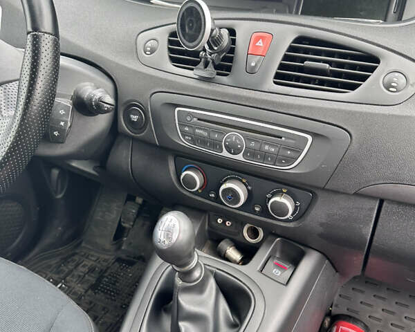 Бежевий Рено Сценік, об'ємом двигуна 1.6 л та пробігом 221 тис. км за 6900 $, фото 13 на Automoto.ua