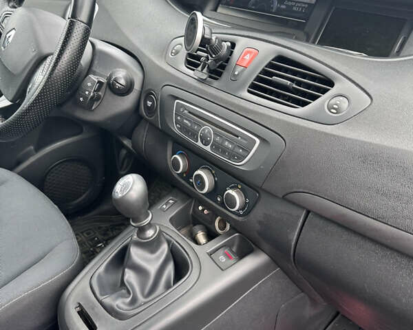 Бежевий Рено Сценік, об'ємом двигуна 1.6 л та пробігом 221 тис. км за 6900 $, фото 14 на Automoto.ua