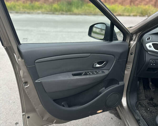 Бежевий Рено Сценік, об'ємом двигуна 1.6 л та пробігом 221 тис. км за 6900 $, фото 10 на Automoto.ua