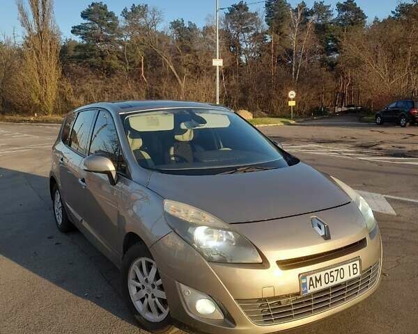 Бежевый Рено Сценик, объемом двигателя 1.9 л и пробегом 242 тыс. км за 7790 $, фото 1 на Automoto.ua