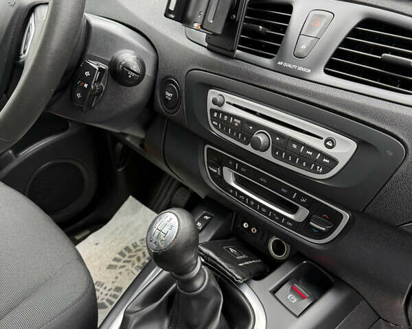 Рено Сценик 2012 в Луцке на Automoto.ua Бежевый Рено Сценик, объемом двигателя 1.6 л и пробегом 177 тыс. км за 7200 $, фото 28 на Automoto.ua