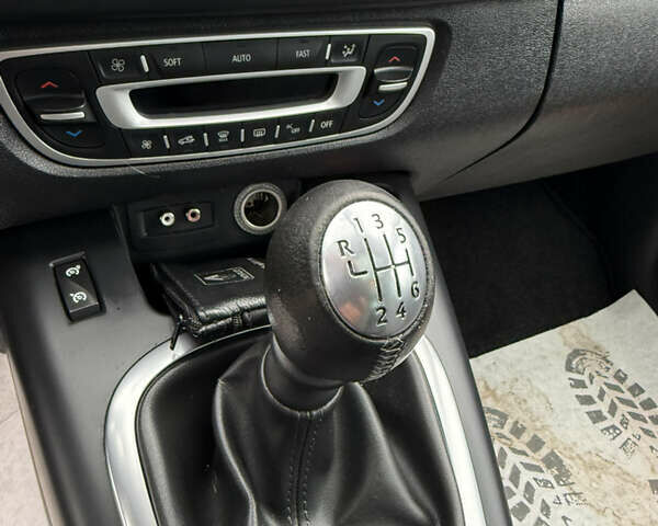 Рено Сценик 2012 в Луцке на Automoto.ua Бежевый Рено Сценик, объемом двигателя 1.6 л и пробегом 177 тыс. км за 7200 $, фото 30 на Automoto.ua