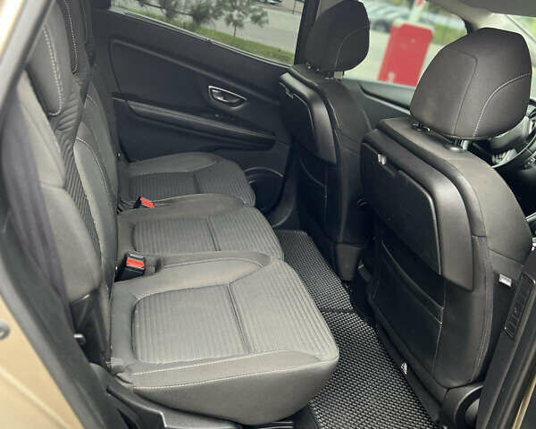 Рено Сценик 2017 в Виннице на Automoto.ua Бежевый Рено Сценик, объемом двигателя 1.46 л и пробегом 279 тыс. км за 13500 $, фото 11 на Automoto.ua