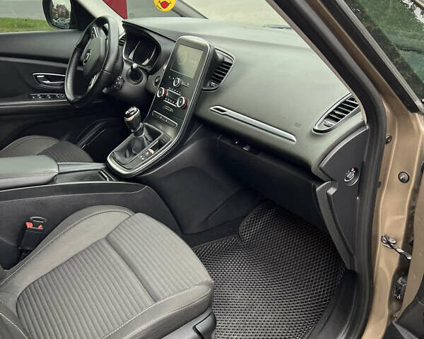 Рено Сценик 2017 в Виннице на Automoto.ua Бежевый Рено Сценик, объемом двигателя 1.46 л и пробегом 279 тыс. км за 13500 $, фото 12 на Automoto.ua