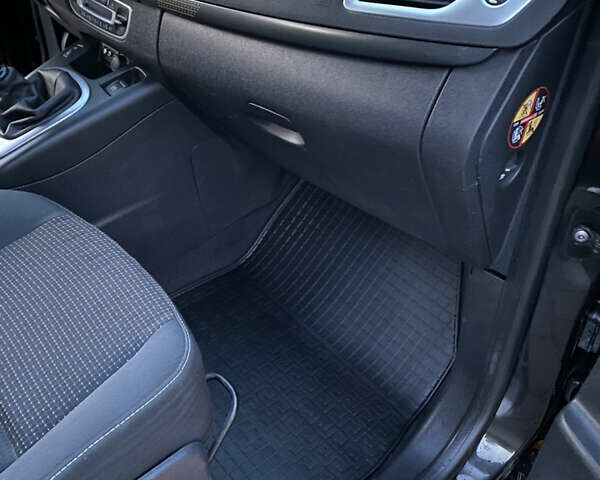 Черный Рено Сценик, объемом двигателя 1.9 л и пробегом 220 тыс. км за 7800 $, фото 23 на Automoto.ua