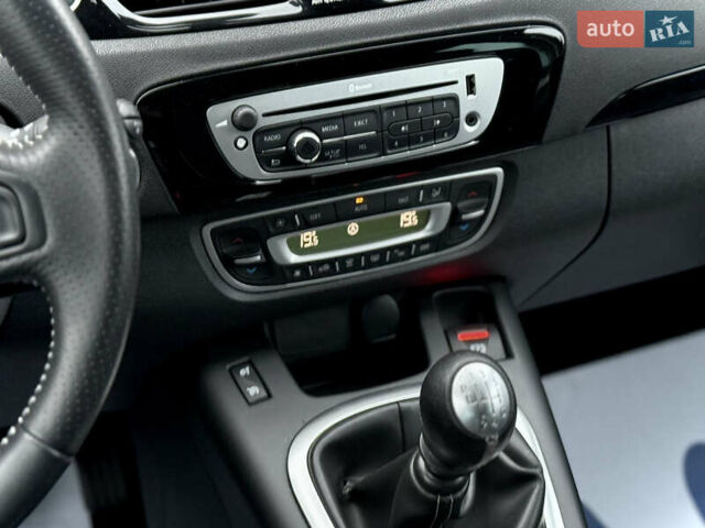 Черный Рено Сценик, объемом двигателя 1.6 л и пробегом 225 тыс. км за 9900 $, фото 63 на Automoto.ua