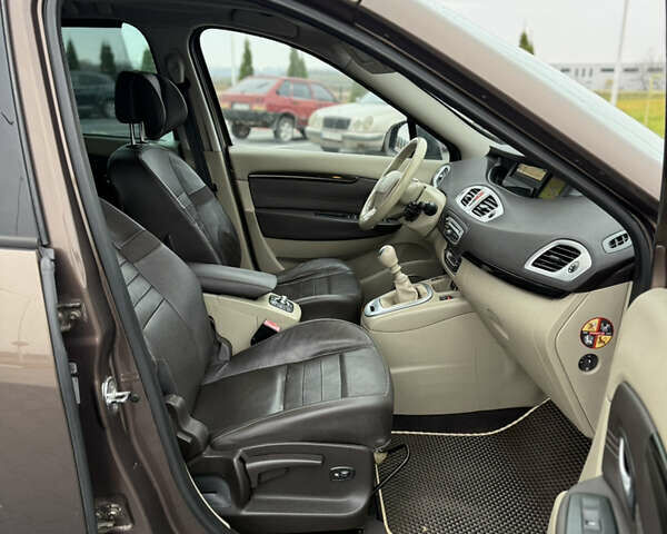 Коричневый Рено Сценик, объемом двигателя 2 л и пробегом 240 тыс. км за 7100 $, фото 30 на Automoto.ua