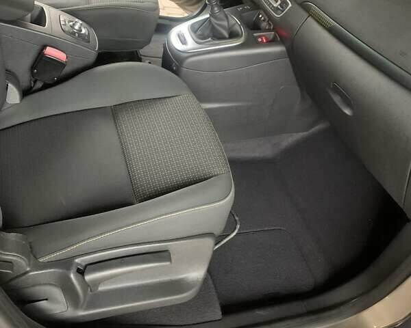 Коричневый Рено Сценик, объемом двигателя 1.4 л и пробегом 147 тыс. км за 6600 $, фото 18 на Automoto.ua