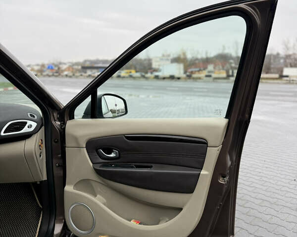 Коричневый Рено Сценик, объемом двигателя 2 л и пробегом 240 тыс. км за 7100 $, фото 28 на Automoto.ua