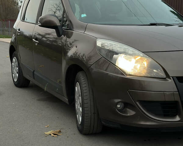Коричневий Рено Сценік, об'ємом двигуна 1.5 л та пробігом 228 тис. км за 5900 $, фото 2 на Automoto.ua