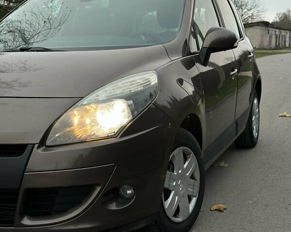 Коричневий Рено Сценік, об'ємом двигуна 1.5 л та пробігом 228 тис. км за 5900 $, фото 4 на Automoto.ua