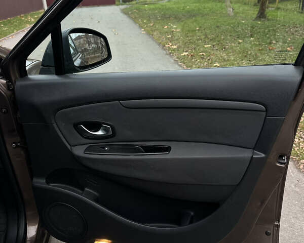 Коричневий Рено Сценік, об'ємом двигуна 1.5 л та пробігом 228 тис. км за 5900 $, фото 19 на Automoto.ua