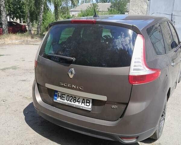 Рено Сценик 2010 в Первомайск на Automoto.ua Коричневый Рено Сценик, объемом двигателя 1.9 л и пробегом 244 тыс. км за 7100 $, фото 1 на Automoto.ua