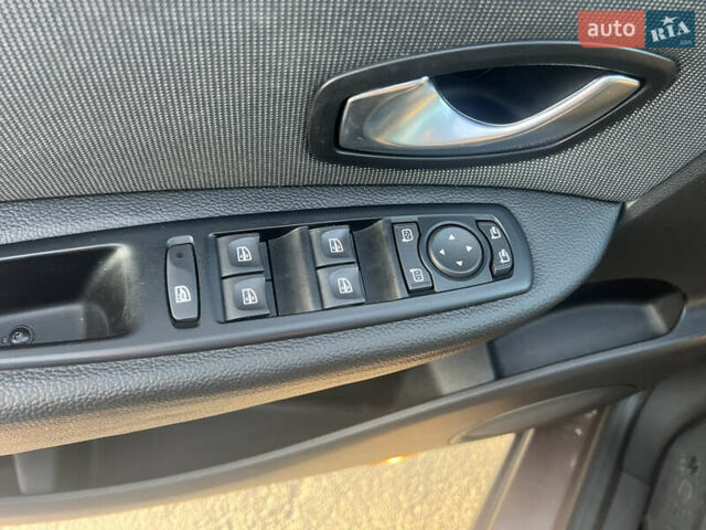 Коричневый Рено Сценик, объемом двигателя 1.6 л и пробегом 160 тыс. км за 8150 $, фото 30 на Automoto.ua