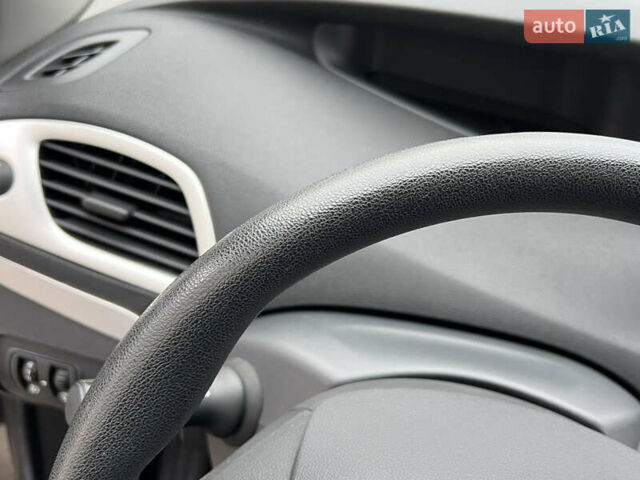 Коричневый Рено Сценик, объемом двигателя 1.6 л и пробегом 120 тыс. км за 8350 $, фото 72 на Automoto.ua