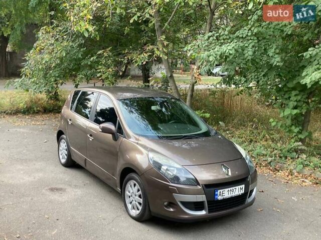 Коричневый Рено Сценик, объемом двигателя 2 л и пробегом 198 тыс. км за 8400 $, фото 4 на Automoto.ua