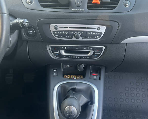 Коричневый Рено Сценик, объемом двигателя 1.6 л и пробегом 160 тыс. км за 8150 $, фото 23 на Automoto.ua