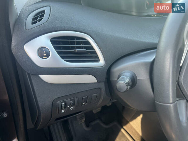 Коричневый Рено Сценик, объемом двигателя 1.6 л и пробегом 160 тыс. км за 8150 $, фото 26 на Automoto.ua