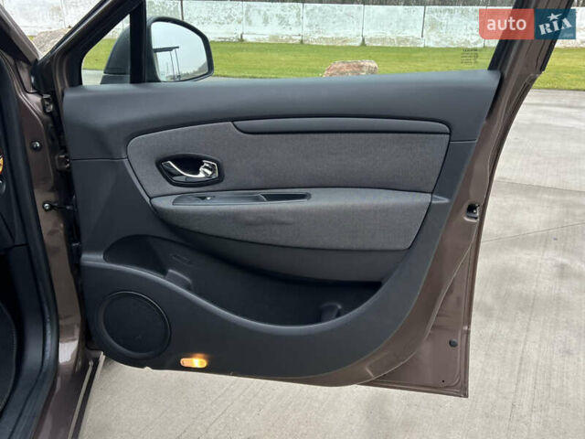 Коричневый Рено Сценик, объемом двигателя 1.6 л и пробегом 120 тыс. км за 8350 $, фото 110 на Automoto.ua