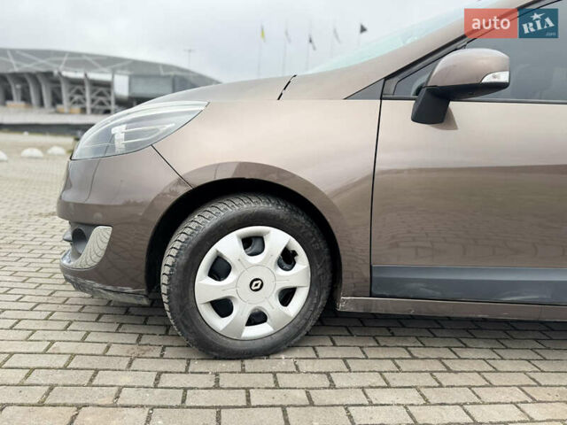 Коричневый Рено Сценик, объемом двигателя 1.46 л и пробегом 255 тыс. км за 7500 $, фото 14 на Automoto.ua