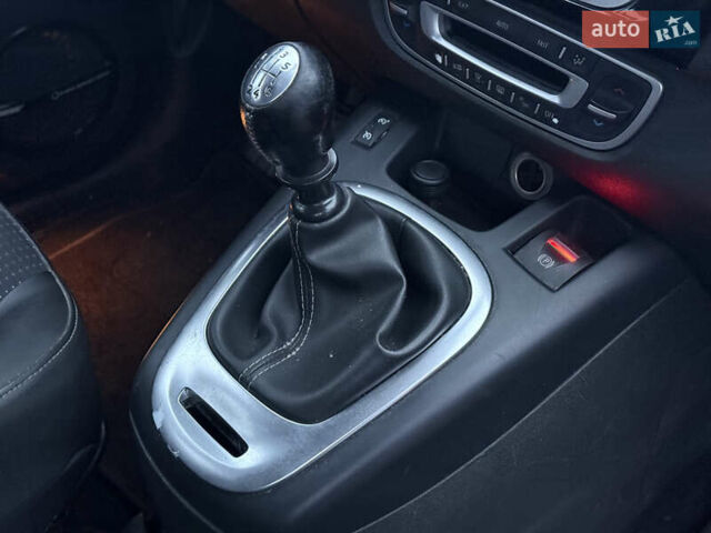 Коричневый Рено Сценик, объемом двигателя 0 л и пробегом 220 тыс. км за 8999 $, фото 18 на Automoto.ua