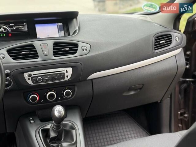 Коричневый Рено Сценик, объемом двигателя 1.6 л и пробегом 129 тыс. км за 9300 $, фото 44 на Automoto.ua