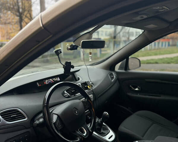 Коричневий Рено Сценік, об'ємом двигуна 1.46 л та пробігом 212 тис. км за 9291 $, фото 7 на Automoto.ua