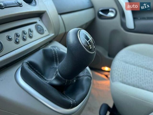 Красный Рено Сценик, объемом двигателя 1.6 л и пробегом 222 тыс. км за 4800 $, фото 11 на Automoto.ua