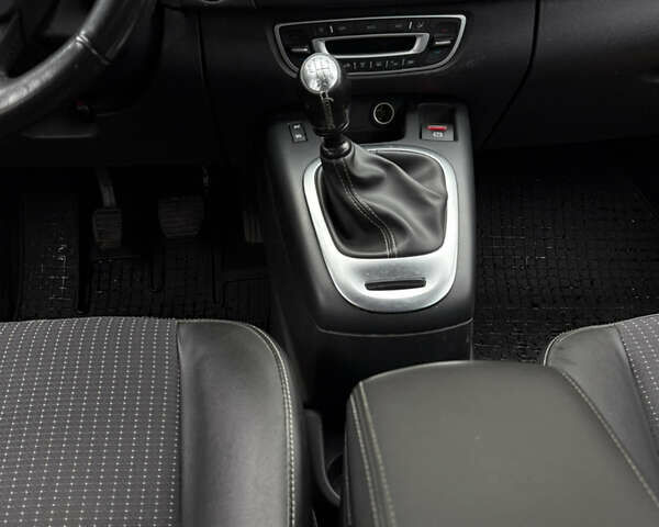 Червоний Рено Сценік, об'ємом двигуна 1.6 л та пробігом 236 тис. км за 4700 $, фото 14 на Automoto.ua