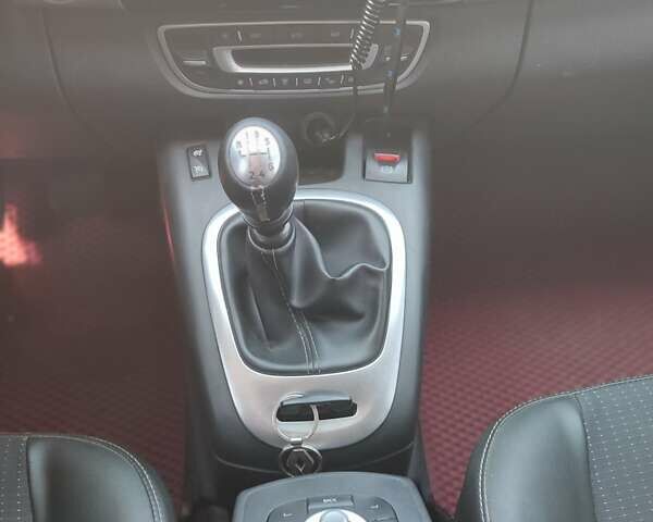 Красный Рено Сценик, объемом двигателя 1.6 л и пробегом 313 тыс. км за 7200 $, фото 11 на Automoto.ua